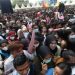 Ribuan warga berdesakkan memberika surat lamaran di bursa kerja Kota Batam 2022 (ANTARA/Yude)