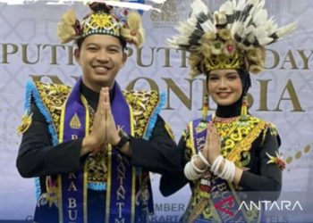 Duta Budaya Kalimantan Timur Abizar Yogyananda dan Annisa Oktadianti berfoto bersama di ajang Pemilihan Putra Putri Budaya Indonesia di Yogyakarta, Senin (7/11/2022). ANTARA/HO-Diskominfo Kaltim.