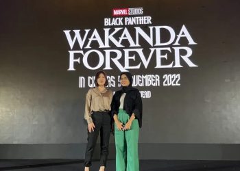 (Ki-ka) Perwakilan Imagispace, Mervi Sumali, bersama seniman dan perwakilan Ladies on Wall Annisa Nur Ratnasari berfoto bersama usai konferensi pers di Jakarta, Selasa (8/11/2022). ANTARA/Arnidhya Nur Zhafira.