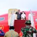 Presiden Jokowi beserta Ibu Iriana sesaat sebelum bertolak menuju Phnom Penh, Kamboja, Rabu (09/11/2022). (Foto: BPMI Setpres/Muchlis Jr)