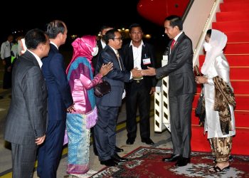 Presiden dan Ibu Iriana Jokowi tiba di Phnom Penh, Kamboja, Rabu (09/11/2022) malam. (Foto: BPMI Setpres)