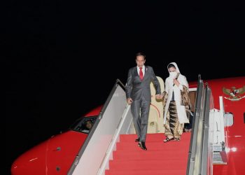 Presiden dan Ibu Iriana Jokowi tiba di Phnom Penh, Kamboja, Rabu (09/11/2022) malam. (Foto: BPMI Setpres)