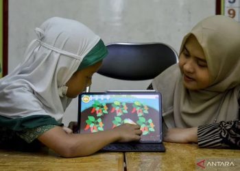 Seorang murid pendidikan anak usia dini (PAUD) mengikuti pembelajaran menggunakan gim edukasi di Paud Sanggar Cerdas Elina, Tangerang Selatan, Banten, Senin (31/10/2022). . ANTARA FOTO/Sulthony Hasanuddin/hp (ANTARA FOTO/SUTLHONY HASANUDDIN)