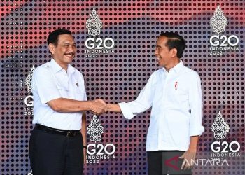 Presiden Joko Widodo (kanan) berjabat tangan dengan Menteri Koordinator Bidang Kemaritiman dan Investasi Luhut Binsar Pandjaitan saat meninjau sejumlah tempat yang akan dijadikan lokasi penyelenggaraan KTT G20 di Provinsi Bali pada Selasa, (8/11/2022). ANTARA/HO-Biro Pers Sekretariat Presiden-Muchlis Jr/pri.