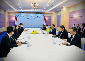 Presiden Jokowi didampingi Menlu Retno Marsudi mengikuti pertemuan pemimpin ASEAN dengan ASEAN-BAC, di Hotel Sokha, Phnom Penh, Kamis (10/11/ 2022). (Foto: BPMI Setpres/Laily Rachev)