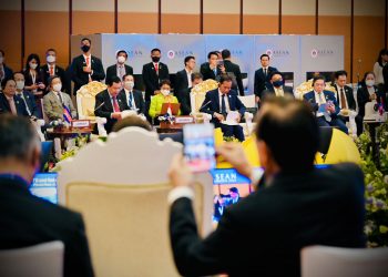 Presiden Jokowi didampingi Menlu Retno Marsudi mengikuti pertemuan pemimpin ASEAN dengan ASEAN-BAC, di Hotel Sokha, Phnom Penh, Kamis (10/11/ 2022). (Foto: BPMI Setpres/Laily Rachev)