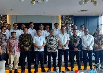 Ketua Dewan Pers M Agung Dharjaya dan Kabareskrim Polri Komjen Pol. Agus Andrianto (tengah depan) berfoto bersama jajaran pengurus Dewan Pers serta sejumlah direktur di satker Bareskrim Polri, Jakarta, Kamis (10/11/2022). (ANTARA/HO-Dewan Pers)