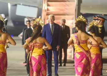 Presiden AS Joe Biden tiba di Bali, Minggu (13/11/2022) malam. (Foto: BPMI Setpres)