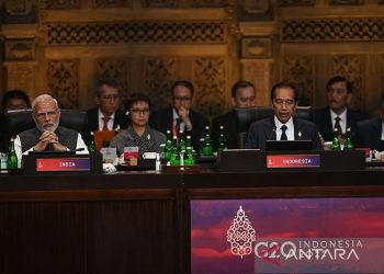 Presiden Joko Widodo (kanan) disaksikan Perdana Menteri India Narendra Damodardas Modi (kiri) menyampaikan pandangan saat pembukaan KTT G20 di Nusa Dua, Bali, Selasa (15/11/2022). ANTARA FOTO/MEDIA CENTER G20 INDONESIA/Prasetyo Utomo/wsj/pri.