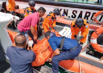 Tim Basarnas Tanjungpinang saat Mengevakuasi Korban Tenggelam di Perairan Batam, foto : ist