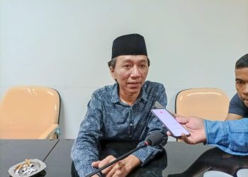 Ketua DPRD Komisi III, Sugianto saat di wawancarai, foto: Dani ES/detak.media