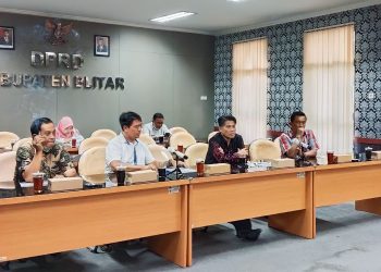 Ketua DPRD Kabupaten Blitar (batik lengan ungu panjang), bersama anggotanya saat ikuti rapat bersama Kemendagri, foto: Dani ES/detak.media