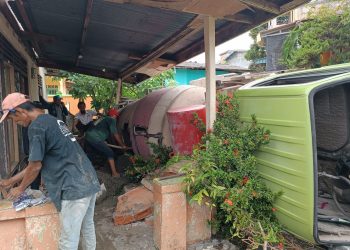 Kondisi Truk Molen yang Terguling Didekat Rumah Warga Jalan Pompa Air Tanjungpinang, foto : Mael/detak.media