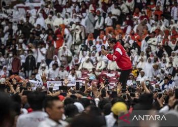 Presiden Joko Widodo menyapa relawan saat menghadiri acara Gerakan Nusantara Bersatu: Satu Komando Untuk Indonesia di Stadion Utama Gelora Bung Karno, Jakarta, Sabtu (26/11/2022). Gerakan Nusantara Bersatu dari berbagai elemen relawan Jokowi itu untuk menyelaraskan persepsi barisan satu komando di bawah arahan Presiden Joko Widodo. ANTARA FOTO/Aprillio Akbar/rwa/pri.