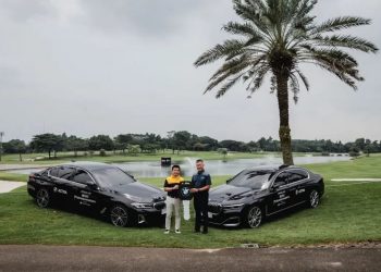 Chief Executive BMW Astra Sanfrantis Tanu (kiri) secara simbolis menyerahkan mobil BMW untuk digunakan pegolf yang tampil di Indonesian Masters 2022 kepada Pendiri Indonesian Masters dan Ketua Asian Tour Jimmy Masrin usai konferensi pers di Royale Jakarta Golf Club, Senin (28/11/2022). (ANTARA/HO-BMW Astra)