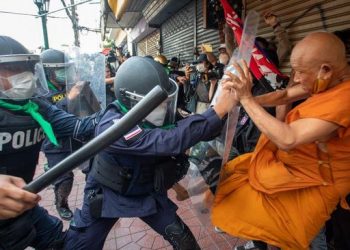 Polisi Thailand bentrok dengan massa pedemo termasuk salah satu biksu di Ibu Kota Bangkok. (Foto: AFP/TANAT CHAYAPHATTHARITTHEE)