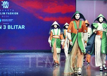 Fashion show dari SMK 3 Blitar, Jawa Timur dalam gelaran Trade Expo Indonesia 2022, di ICE BSD, Tangerang Selatan, Banten 22 Oktober 2022. Kemunculan karya-karya dari satuan Pendidikan Vokasi memberikan gambaran bahwa SDM Pendidikan Vokasi bisa bersaing di industri dunia. JMFW juga meraih transaksi 13,2 juta dolar AS atau Rp203 miliar. Tempo/Jati Mahatmaji