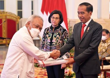 Presiden Jokowi didampingi Menkeu Sri Mulyani menyerahkan DIPA Kementerian PUPR Tahun Anggaran 2023 kepada Menteri PUPR Basuki Hadimuljono, Kamis (01/12/2022), di Istana Negara, Jakarta. (Foto: Humas Setkab/Rahmat)
