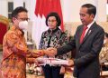 Presiden Jokowi didampingi Menkeu Sri Mulyani menyerahkan DIPA Kemenkes Tahun Anggaran 2023 kepada Menkes Budi Gunadi Sadikin, Kamis (01/12/2022), di Istana Negara, Jakarta. (Foto: Humas Setkab/Rahmat)