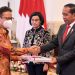 Presiden Jokowi didampingi Menkeu Sri Mulyani menyerahkan DIPA Kemenkes Tahun Anggaran 2023 kepada Menkes Budi Gunadi Sadikin, Kamis (01/12/2022), di Istana Negara, Jakarta. (Foto: Humas Setkab/Rahmat)