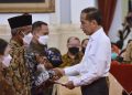 Presiden Jokowi menyerahkan sertifikat hak atas tanah untuk rakyat, di Istana Negara, Jakarta, Kamis (01/12/2022). (Foto: Humas Setkab/Oji)