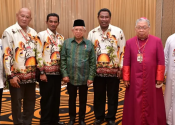 Wapres Ma’ruf Amin saat bertemu dengan Pj. Gubernur Papua Selatan Apolo Safanpo beserta anggota Forkopimda Provinsi Papua Selatan, anggota FKUB Merauke, tokoh agama, dan tokoh masyarakat Merauke di Hotel SwissBell, Kabupaten Merauke, Papua Selatan, Rabu (30/11/2022). (Foto: BPMI Setwapres)