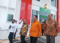 Gubernur Kepri Ansar Ahmad, saat bersama Ketua MA, Syarifuddin di PN Tanjungpinang, foto : Mael/detak.media