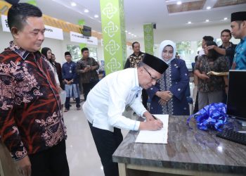 Sekjen DPN Peradi, Hermansyah Dulaimi, (baju putih) didampingi Ketua Peradi Tanjungpinang, Agung Wira Dharma (paling kiri) beserta Walikota Tanjungpinang, saat menandatangani buku tamu di stand Peradi Tanjungpinang di MPP, foto: ist/detak.media