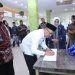 Sekjen DPN Peradi, Hermansyah Dulaimi, (baju putih) didampingi Ketua Peradi Tanjungpinang, Agung Wira Dharma (paling kiri) beserta Walikota Tanjungpinang, saat menandatangani buku tamu di stand Peradi Tanjungpinang di MPP, foto: ist/detak.media