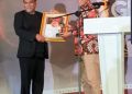 Bupati Natuna Wan Siswandi (kanan) saat menerima penghargaan kuategori The Best Regen Performance,