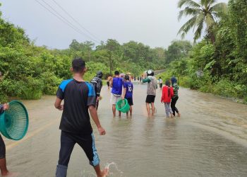 Kondisi sungai Air Buas, Meso menutupi jalan dimanfaatkan warga berburu ikan (foto : Zaki/DM)