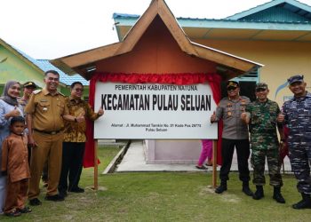 Foto bersama usai peresmian Kecamatan Pulau Seluan (foto : istimewa)