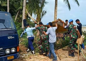 Proses evakuasi benda diduga puing pesawat (foto : ist)