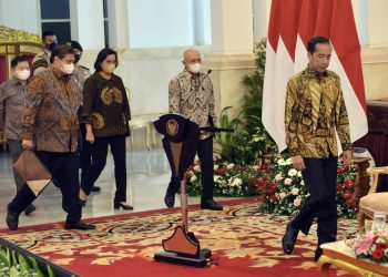 Presiden Jokowi didampingi sejumlah menteri pada acara Penyerahan KUR Klaster dan Penyaluran Dana Melalui LPDB KUMKM, di Istana Negara, Jakarta, Senin (19/12/2022). (Foto: Humas Setkab/Rahmat)