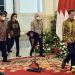 Presiden Jokowi didampingi sejumlah menteri pada acara Penyerahan KUR Klaster dan Penyaluran Dana Melalui LPDB KUMKM, di Istana Negara, Jakarta, Senin (19/12/2022). (Foto: Humas Setkab/Rahmat)