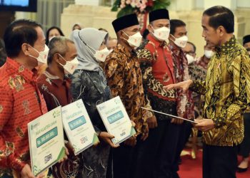 Presiden Jokowi menyerahkan KUR klaster dan menyalurkan dana melalui LPDB KUMKM, di Istana Negara, Jakarta, Senin (19/12/2022). (Foto: Humas Setkab/Rahmat)