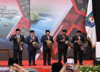 Mendagri bersama Menteri PANRB dan pejabat lainnya saat meresmikan Provinsi Papua Barat Daya, Jumat (09/12/2022), di Jakarta. (Foto: Humas Kemendagri)