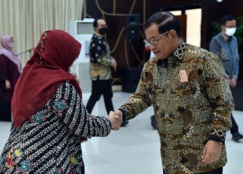 Seskab memberikan ucapan selamat kepada Dyah Pancaningrum yang baru saja dilantik sebagai Deputi Bidang Marinves, Kamis (08/12/2022), di Jakarta. (Foto: Humas Setkab/Rahmat)