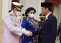 Presiden Jokowi memberikan ucapan selamat kepada Panglima TNI Laksamana Yudo Margono, Senin (19/12/2022), di Istana Negara, Jakarta. (Foto: Humas Setkab/Rahmat)