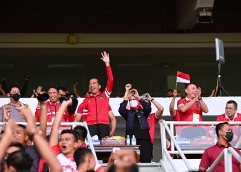 Presiden Jokowi saat mendukung tim nasional sepak bola Indonesia dalam turnamen Piala AFF di Stadion Utama GBK, Jakarta, Jumat (23/12/2022). (Foto: BPMI Setpres/Muchlis Jr)