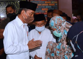 Presiden Jokowi saat bertakziah ke rumah duka almarhum Ferry Mursyidan Baldan di daerah Slipi, Jakarta, Jumat (02/12/2022). (Foto: BPMI Setpres/Rusman)