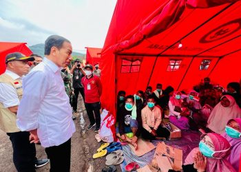 Presiden Jokowi berbincang dengan para korban bencana gempa bumi di posko BIN, Desa Cijedil, Kecamatan Cugenang, Kabupaten Cianjur, Provinsi Jawa Barat, pada Kamis (08/12/2022). (Foto: BPMI Setpres/Laily Rachev)