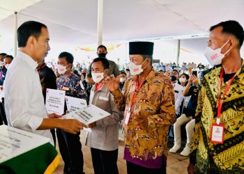 Presiden Jokowi memberikan bantuan stimulan rumah rusak berat saat meninjau rumah contoh tahan gempa di Yonif Raider 300, Kecamatan Karangtengah, Kabupaten Cianjur, Jawa Barat, Kamis (08/12/2022). (Foto: BPMI Setpres/Laily Rachev)