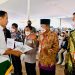 Presiden Jokowi memberikan bantuan stimulan rumah rusak berat saat meninjau rumah contoh tahan gempa di Yonif Raider 300, Kecamatan Karangtengah, Kabupaten Cianjur, Jawa Barat, Kamis (08/12/2022). (Foto: BPMI Setpres/Laily Rachev)