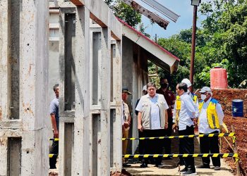 Presiden Jokowi saat meninjau progres pembangunan rumah tahan gempa di Desa Sirnagalih, Kecamatan Cilaku, Kabupaten Cianjur, pada Senin (05/12/2022). (Foto: BPMI Setpres/Laily Rachev)