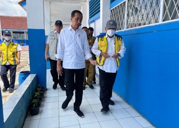 Presiden Jokowi saat meninjau SMP Negeri 1 Warungkondang, Kabupaten Cianjur, Provinsi Jawa Barat, pada Senin (05/12/2022). (Foto: BPMI Setpres/Laily Rachev)