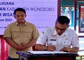 Kepala Dinas Pariwisata dan Kebudayaan Kabupaten Wonosobo, Jateng, Agus Wibowo melakukan penandatanganan kerja sama dengan Yayasan Al Maksum dalam pengembangan seni, budaya, dan pariwisata melalui pembentukan kampung bahasa berbasis pondok pesantren di Wonosobo, Jumat (2/12/2022). FOTO ANTARA/HO - Dinas Kominfo Kabupaten Wonosobo