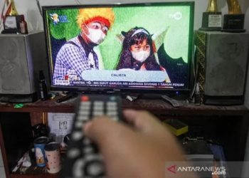 Warga menonton televisi di rumahnya, Depok, Jawa Barat, Selasa (15/6/2021). Proses Analog Switch Off (ASO) atau migrasi dari siaran tv analog ke digital akan segera dimulai, Kementerian Komunikasi dan Informatika (Kominfo) menetapkan tahapan migrasi mulai 17 Agustus 2021 hingga 2 November 2022. (ANTARA FOTO/Yulius Satria Wijaya/foc.)