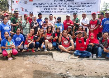 Relawan Laskar Peduli Kasih dan PMI saat foto bersama di lokasi bedah rumah, foto: Dani ES/detak.media