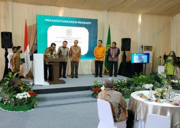 Ketua Mahkamah Agung Republik Indonesia, Syarifudin saat menandatangani prasasti, foto : Mael/detak.media